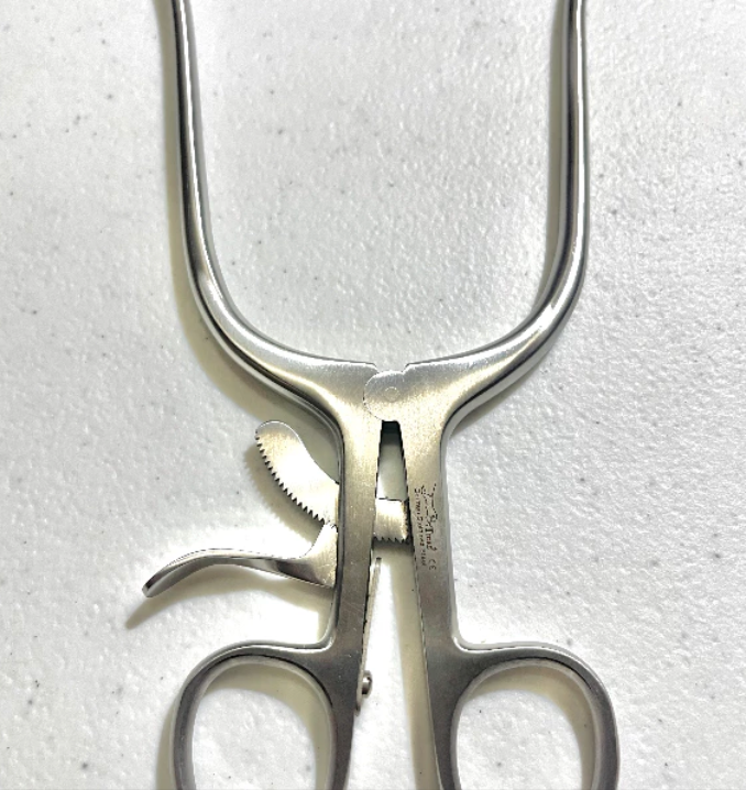Self-retaining Retractor