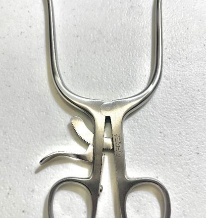 Self-retaining Retractor