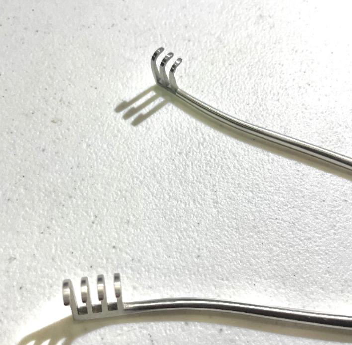 Self-retaining Retractor